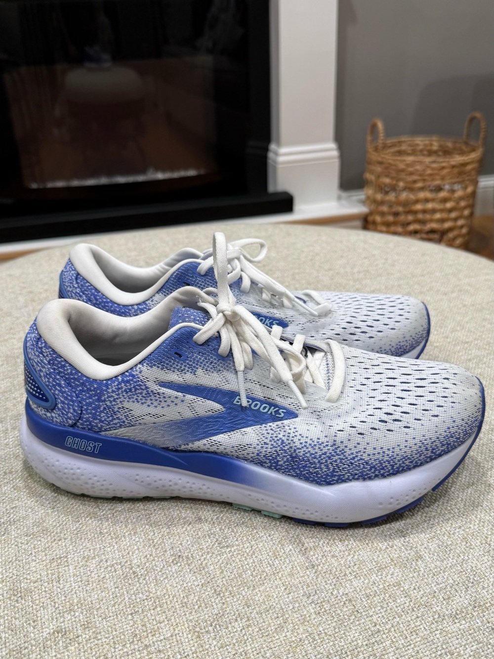Brooks Women's Running Sneakers in White and Blue Gradient size 9 - Picture 2 of 7